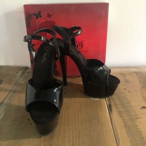 Pleaser 6” size 8 (fits a 7) Platform